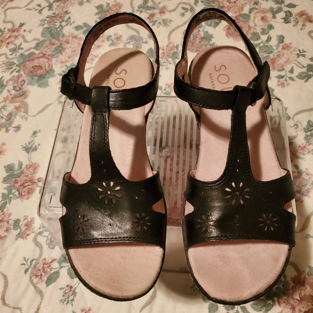 Soul Naturalizer Brio T-Strap Women's black leather sandals